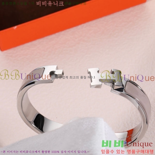 ޽  HE212203-1