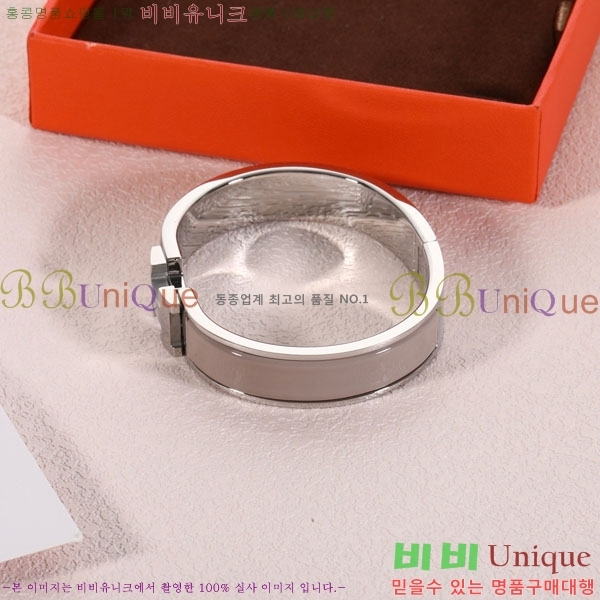 ޽  HE212203-1